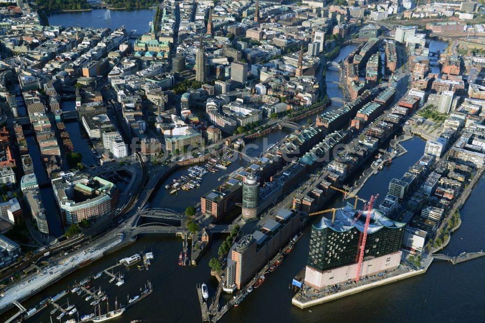 Luftaufnahme Hamburg - Baustelle der Elb-Philharmonie am Ufer der Elbe in der Speicherstadt von Hamburg