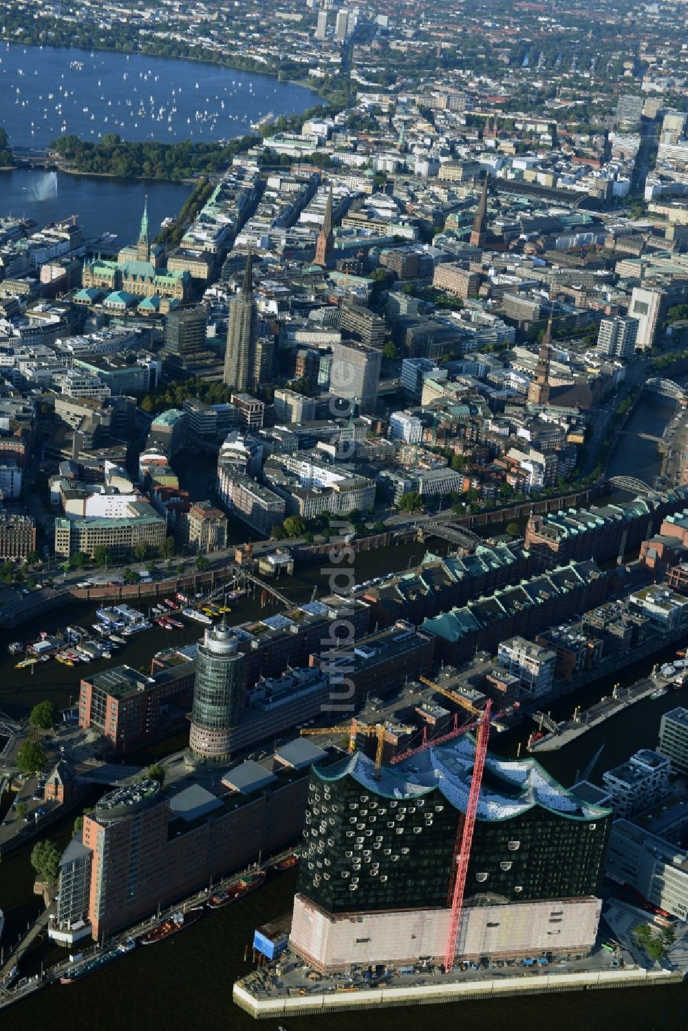 Hamburg von oben - Baustelle der Elb-Philharmonie am Ufer der Elbe in der Speicherstadt von Hamburg