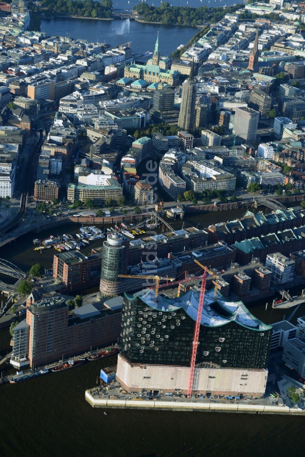 Hamburg aus der Vogelperspektive: Baustelle der Elb-Philharmonie am Ufer der Elbe in der Speicherstadt von Hamburg