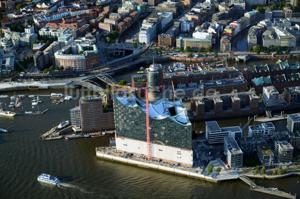 Luftbild Hamburg - Baustelle der Elb-Philharmonie am Ufer der Elbe in der Speicherstadt von Hamburg