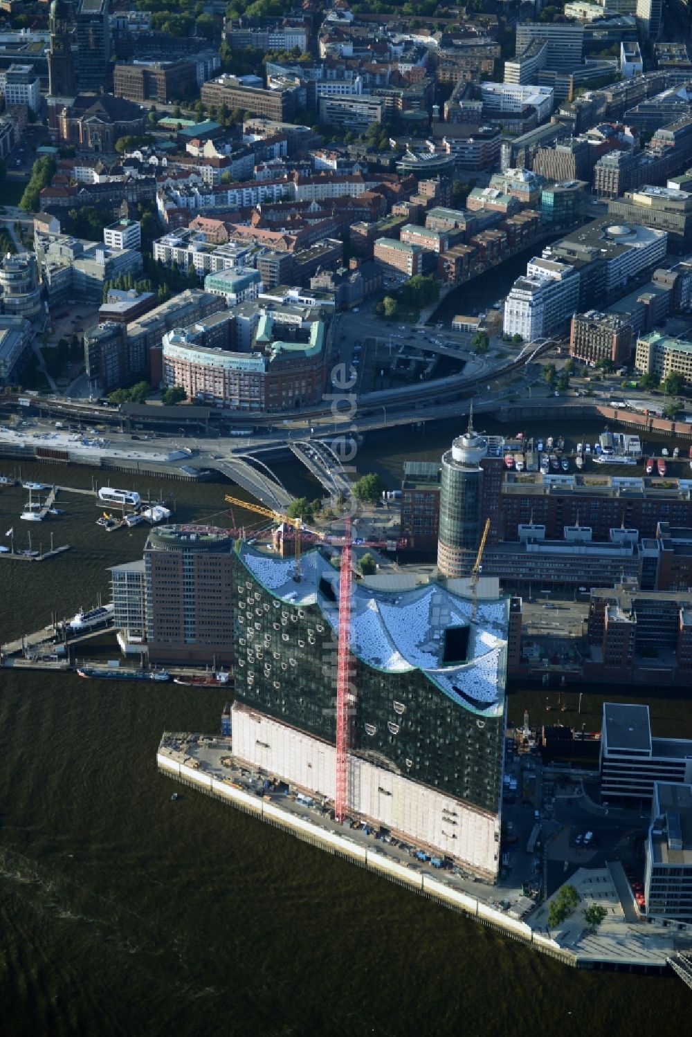 Luftaufnahme Hamburg - Baustelle der Elb-Philharmonie am Ufer der Elbe in der Speicherstadt von Hamburg