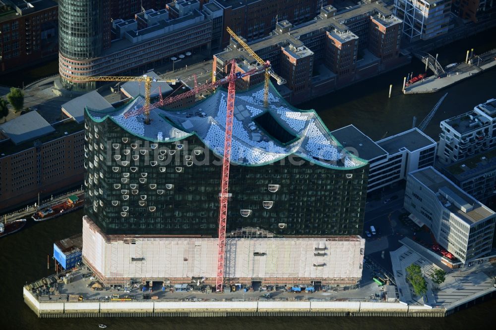 Hamburg von oben - Baustelle der Elb-Philharmonie am Ufer der Elbe in der Speicherstadt von Hamburg