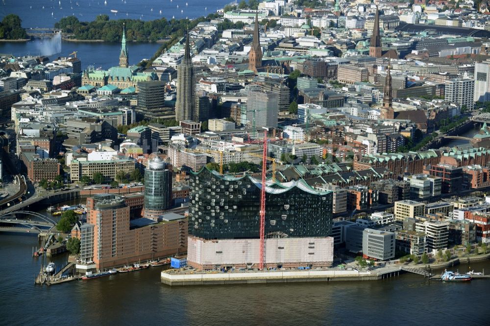 Hamburg aus der Vogelperspektive: Baustelle der Elb-Philharmonie am Ufer der Elbe in der Speicherstadt von Hamburg