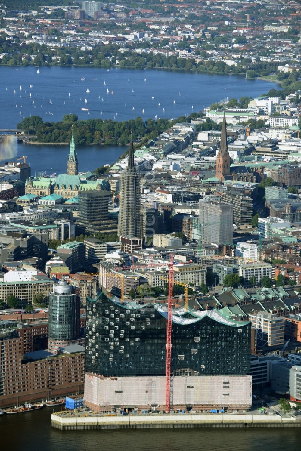 Luftaufnahme Hamburg - Baustelle der Elb-Philharmonie am Ufer der Elbe in der Speicherstadt von Hamburg