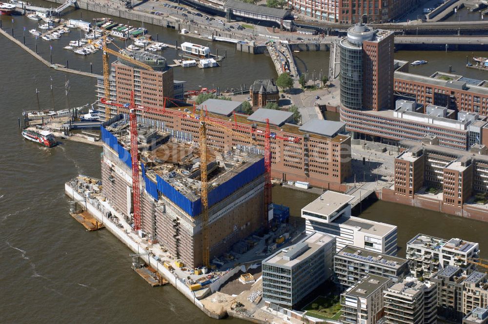 Hamburg von oben - Baustelle Elbphilharmonie auf dem Kaispeicher A in der HafenCity Hamburg