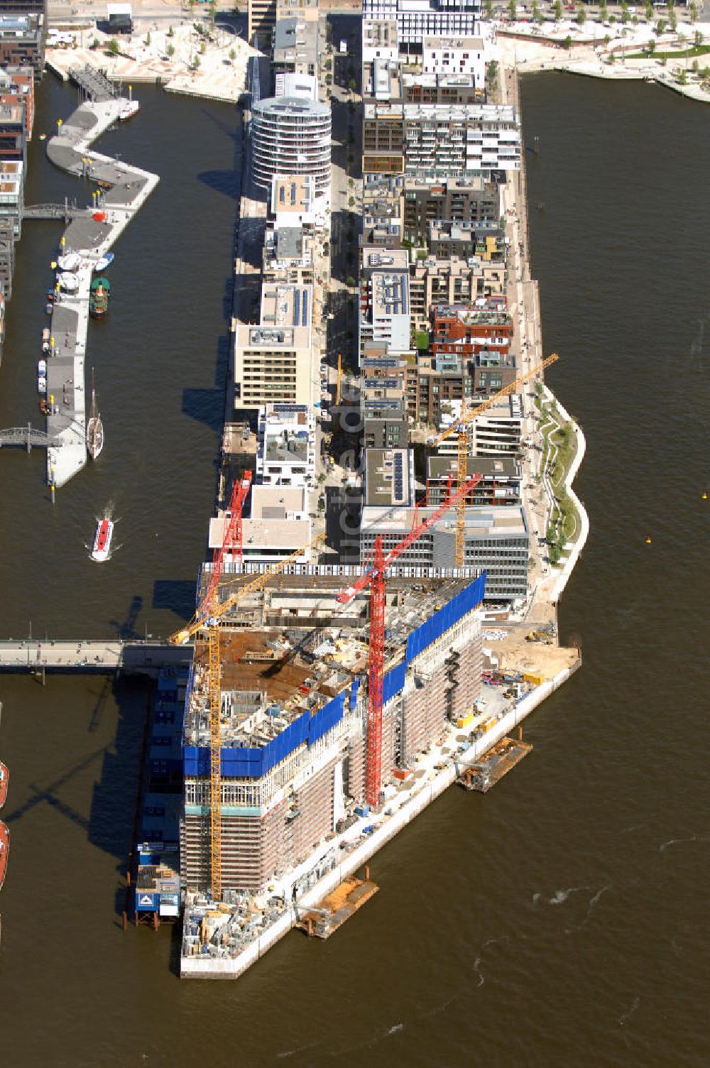 Luftaufnahme Hamburg - Baustelle Elbphilharmonie auf dem Kaispeicher A in der HafenCity Hamburg