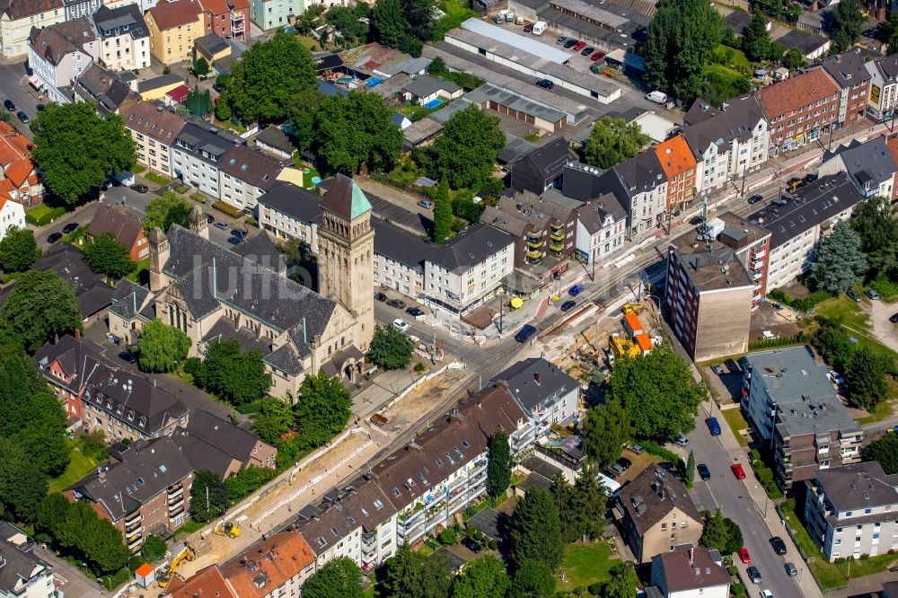 Gelsenkirchen von oben - Baustelle entlang des Streckenverlaufes der Horster Straße an der Ludgeri Kirche in Gelsenkirchen im Bundesland Nordrhein-Westfalen