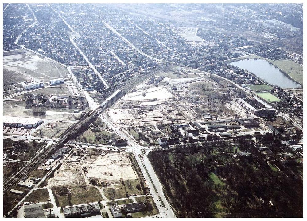 Berlin- Marzahn / Biesdorf aus der Vogelperspektive: Baustelle am Entwicklungsgebiet Biesdorf- Süd. 11.03.02