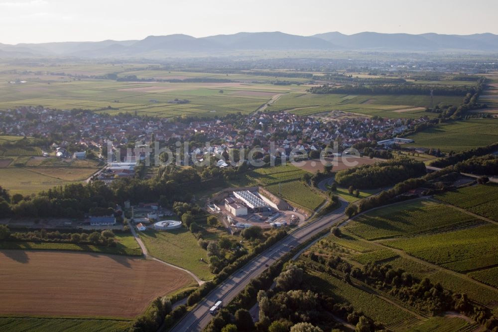 Luftaufnahme Insheim - Baustelle des Erdwärmekraftwerkes Geothermie an der A65 in Insheim im Bundesland Rheinland-Pfalz