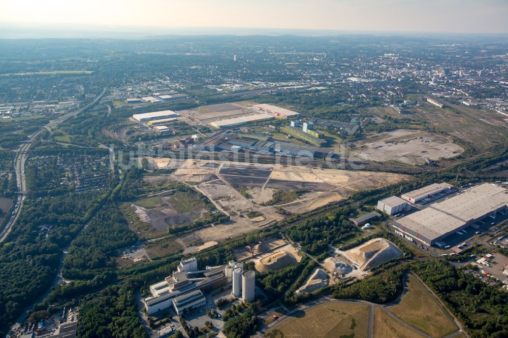 Dortmund von oben - Baustelle mit Erschließungs - und Aufschüttungs- Arbeiten auf dem Gelände des ehemaligen Hoeschgeländes in Dortmund im Bundesland Nordrhein-Westfalen