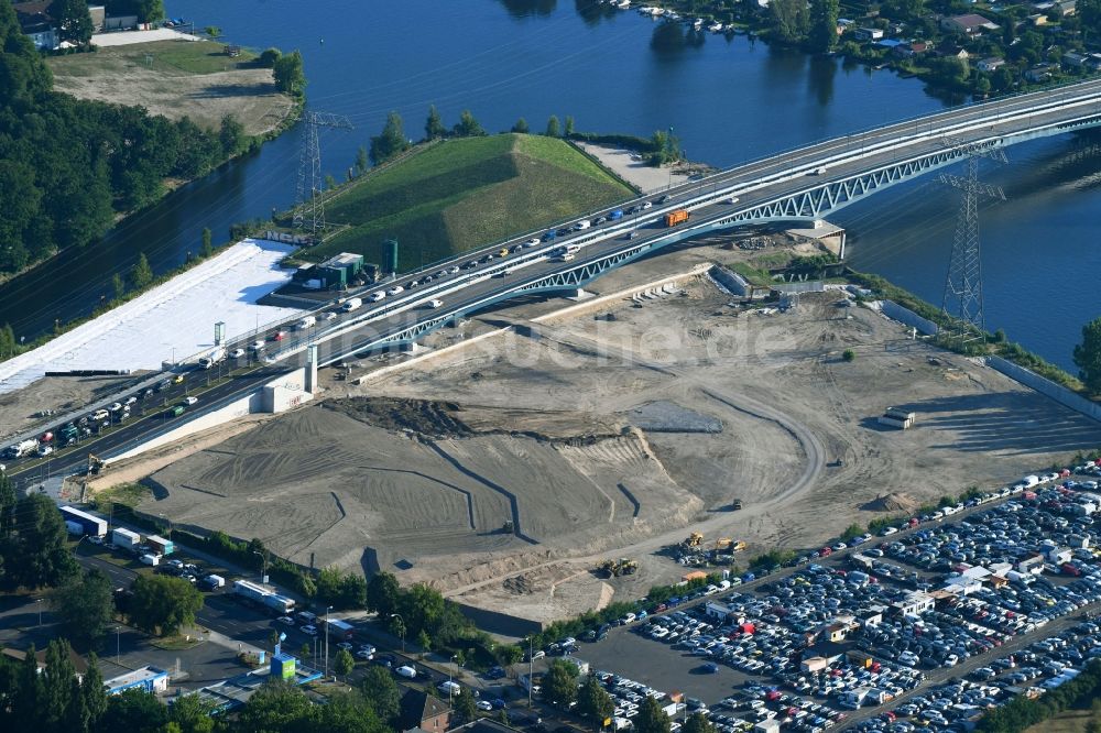 Berlin aus der Vogelperspektive: Baustelle mit Erschließungs - und Aufschüttungs- Arbeiten auf dem Gelände an der Minna-Todenhagen-Straße in Berlin, Deutschland