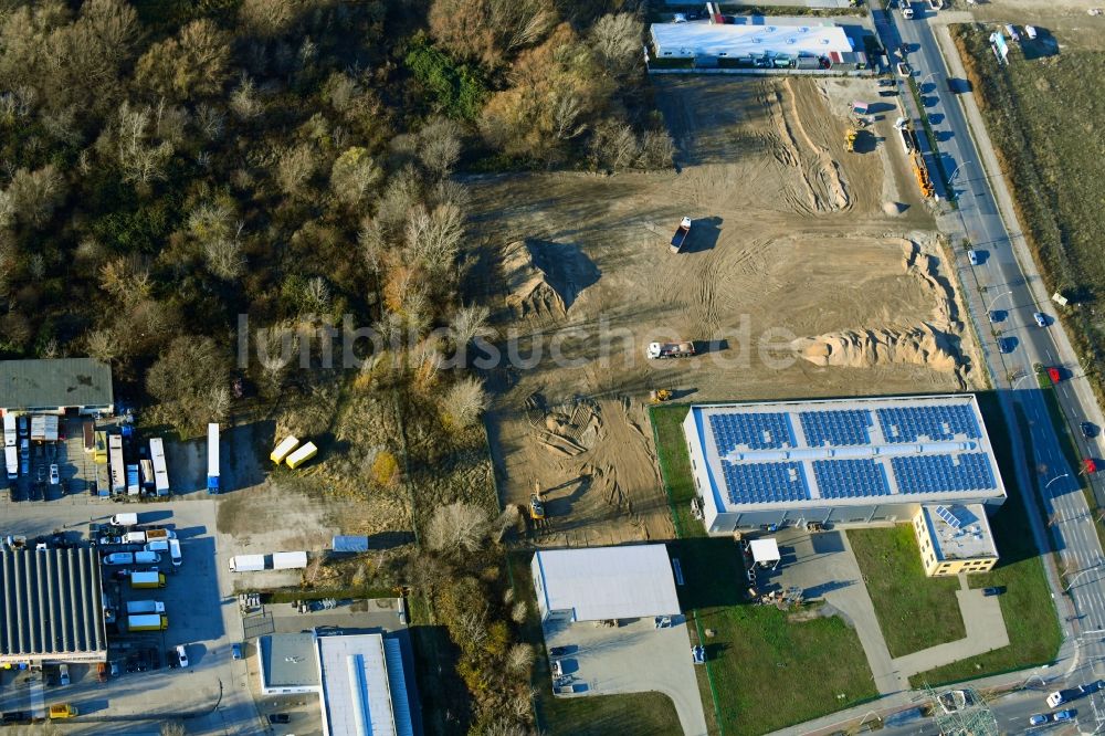 Luftbild Berlin - Baustelle mit Erschließungs - und Aufschüttungs- Arbeiten Gewerbegebiet an der Bitterfelder Straße im Ortsteil Marzahn in Berlin, Deutschland