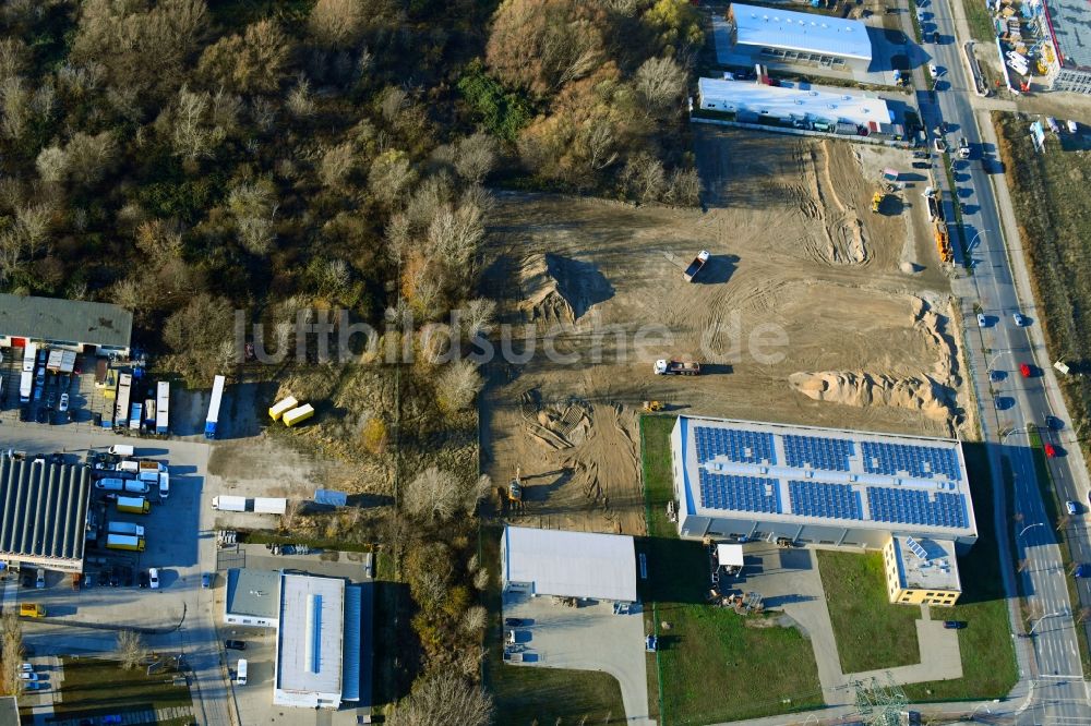 Luftaufnahme Berlin - Baustelle mit Erschließungs - und Aufschüttungs- Arbeiten Gewerbegebiet an der Bitterfelder Straße im Ortsteil Marzahn in Berlin, Deutschland