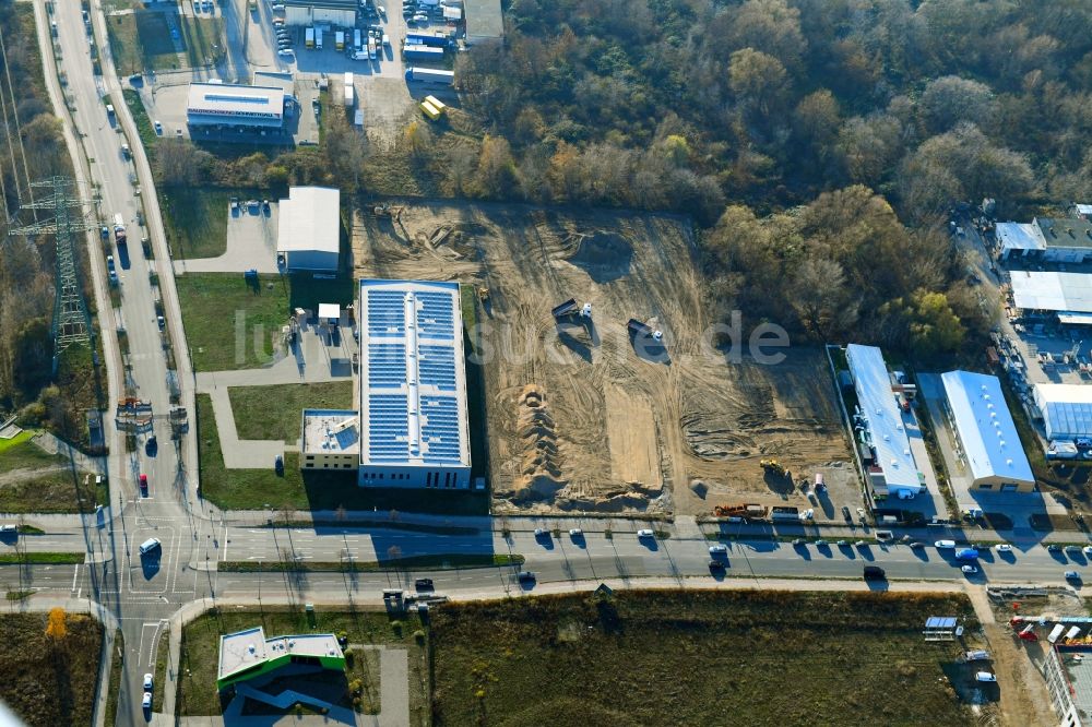 Berlin von oben - Baustelle mit Erschließungs - und Aufschüttungs- Arbeiten Gewerbegebiet an der Bitterfelder Straße im Ortsteil Marzahn in Berlin, Deutschland