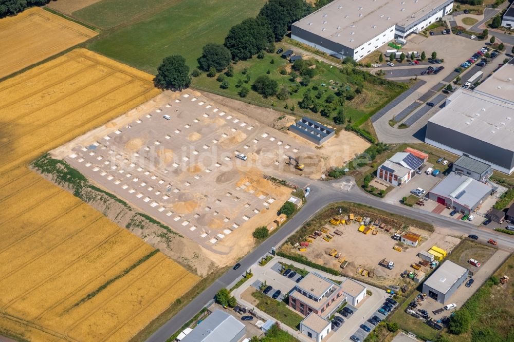 Luftaufnahme Voerde (Niederrhein) - Baustelle mit Erschließungs - und Aufschüttungs- Arbeiten im Industrie- und Gewerbegebiet Friedrichsfeld am Zunftweg Ecke Innungsweg in Voerde (Niederrhein) im Bundesland Nordrhein-Westfalen - NRW, Deutschland