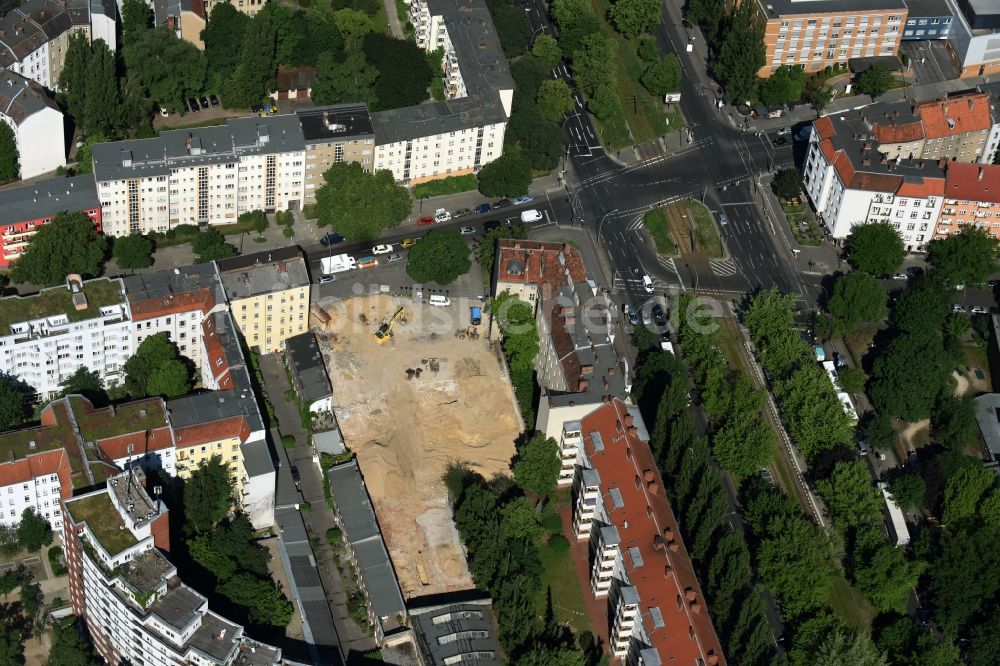 Berlin aus der Vogelperspektive: Baustelle mit Erschließungs - und Aufschüttungs- Arbeiten an der Koloniestraße 11 im Stadtteil Wedding in Berlin