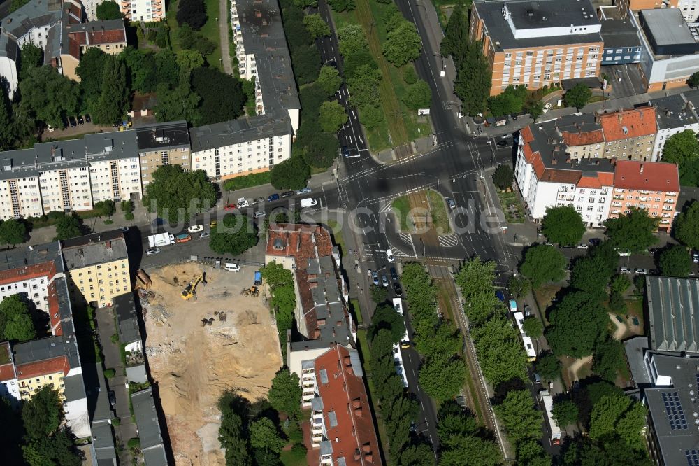 Luftbild Berlin - Baustelle mit Erschließungs - und Aufschüttungs- Arbeiten an der Koloniestraße 11 im Stadtteil Wedding in Berlin