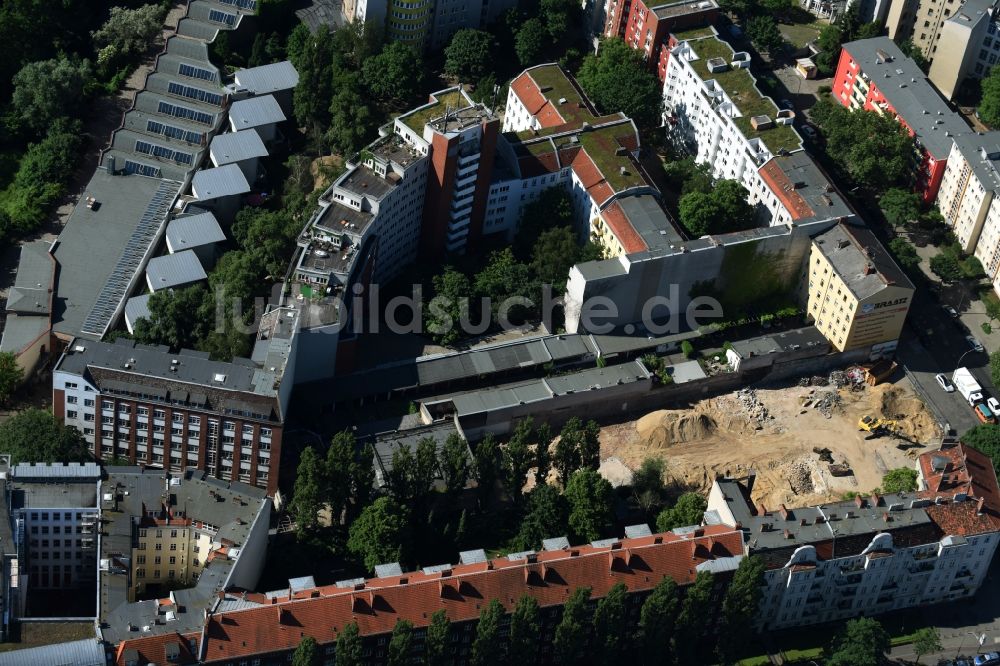 Berlin aus der Vogelperspektive: Baustelle mit Erschließungs - und Aufschüttungs- Arbeiten an der Koloniestraße 11 im Stadtteil Wedding in Berlin