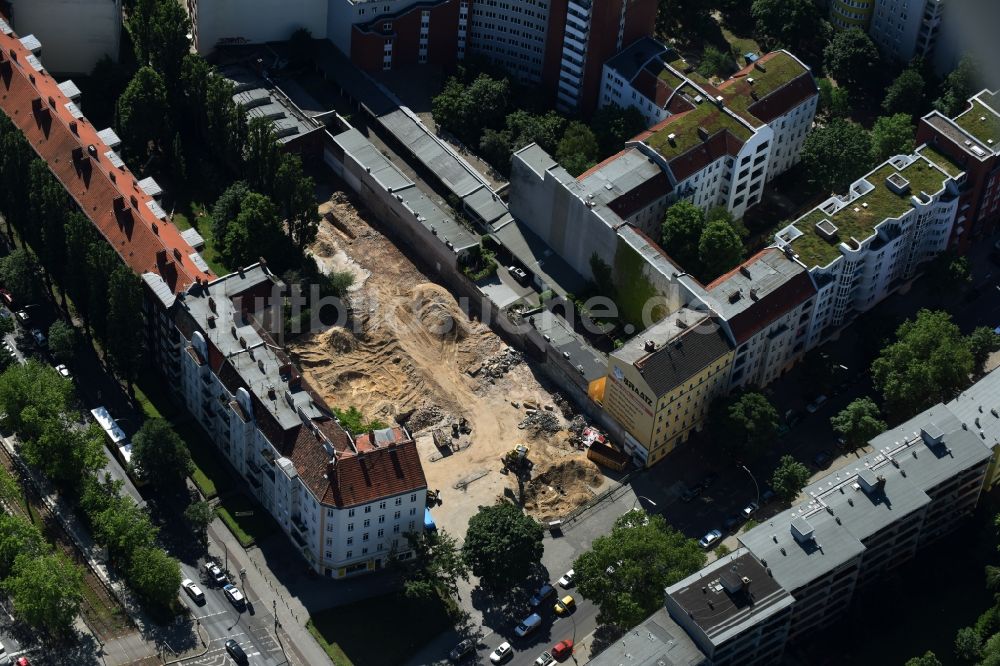 Luftbild Berlin - Baustelle mit Erschließungs - und Aufschüttungs- Arbeiten an der Koloniestraße 11 im Stadtteil Wedding in Berlin