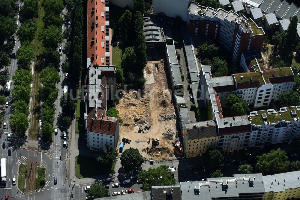 Luftaufnahme Berlin - Baustelle mit Erschließungs - und Aufschüttungs- Arbeiten an der Koloniestraße 11 im Stadtteil Wedding in Berlin