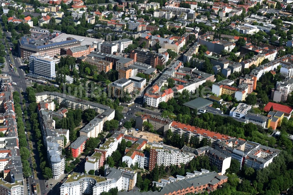 Berlin aus der Vogelperspektive: Baustelle mit Erschließungs - und Aufschüttungs- Arbeiten an der Koloniestraße 11 im Stadtteil Wedding in Berlin