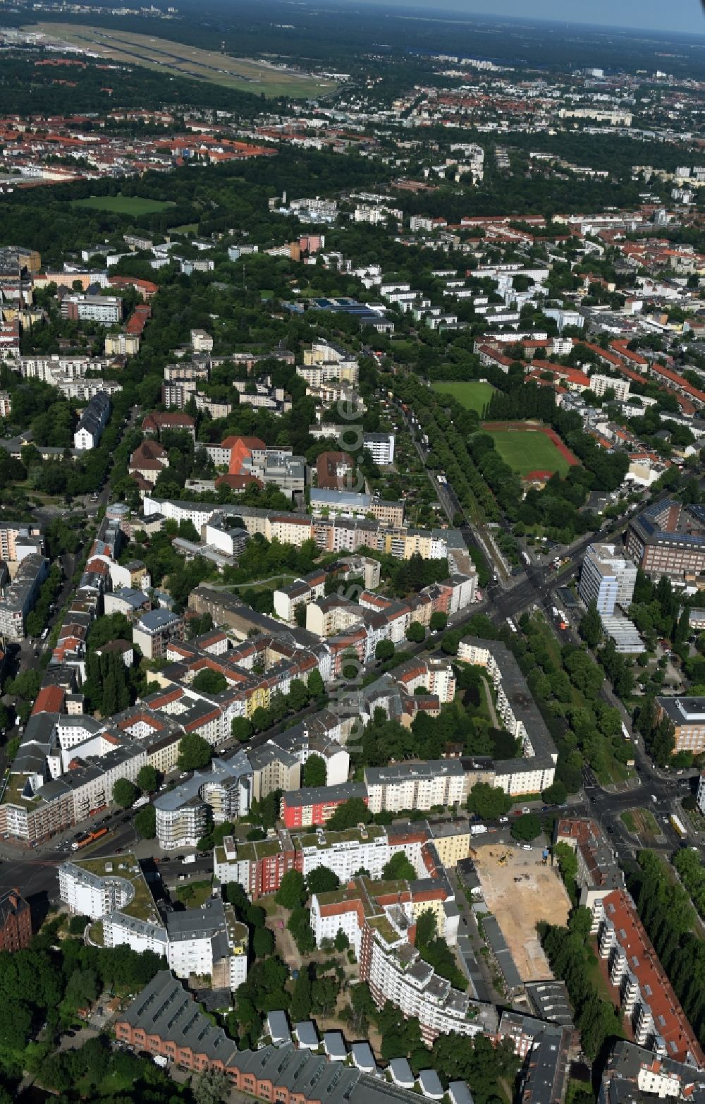 Berlin aus der Vogelperspektive: Baustelle mit Erschließungs - und Aufschüttungs- Arbeiten an der Koloniestraße 11 im Stadtteil Wedding in Berlin