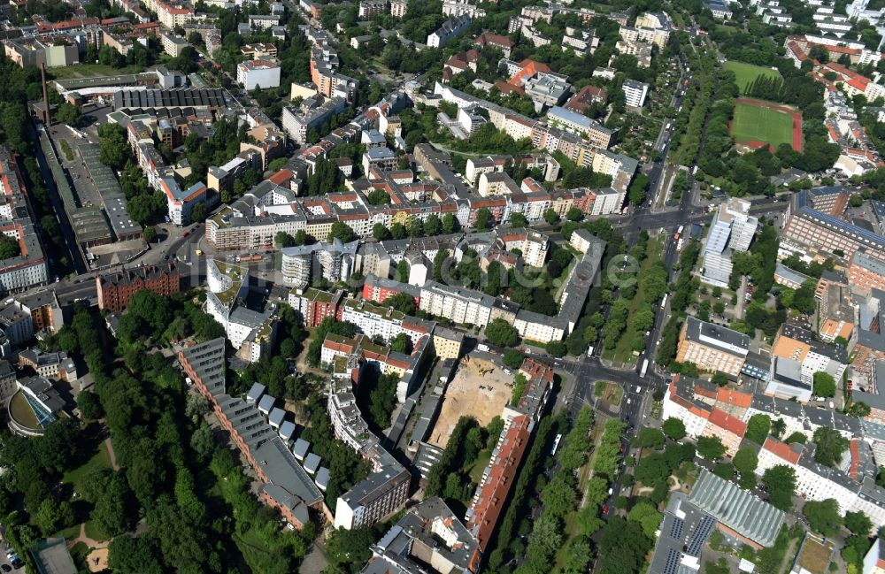 Berlin aus der Vogelperspektive: Baustelle mit Erschließungs - und Aufschüttungs- Arbeiten an der Koloniestraße 11 im Stadtteil Wedding in Berlin