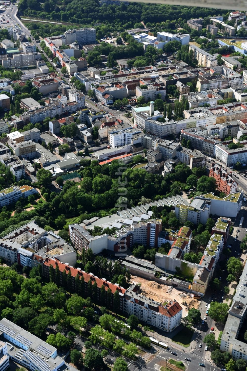 Luftbild Berlin - Baustelle mit Erschließungs - und Aufschüttungs- Arbeiten an der Koloniestraße 11 im Stadtteil Wedding in Berlin