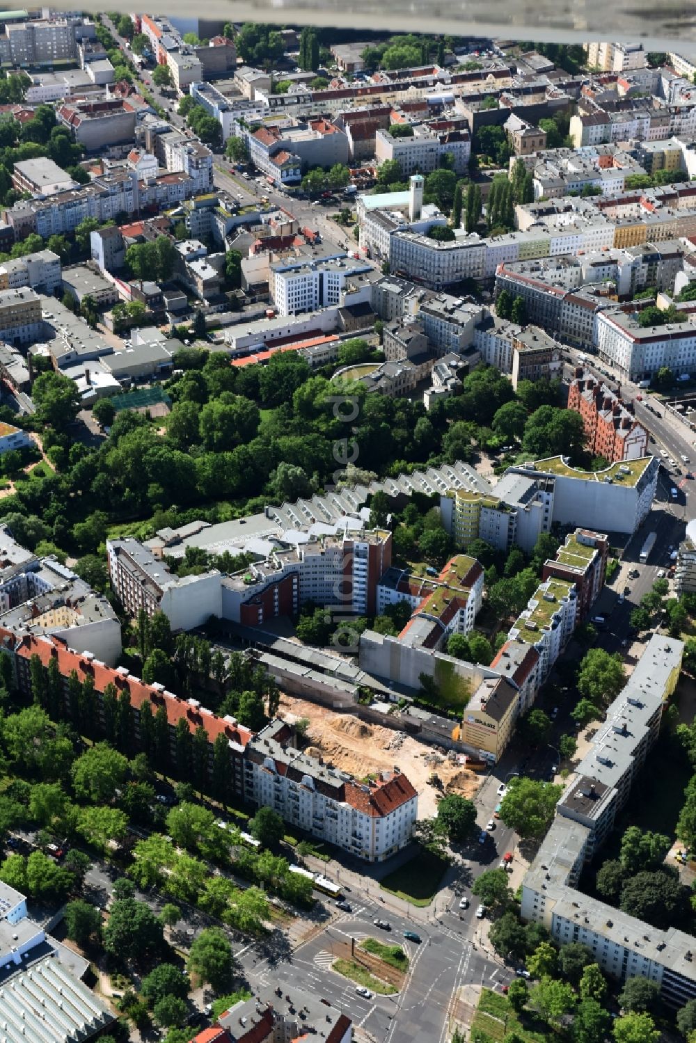 Luftaufnahme Berlin - Baustelle mit Erschließungs - und Aufschüttungs- Arbeiten an der Koloniestraße 11 im Stadtteil Wedding in Berlin