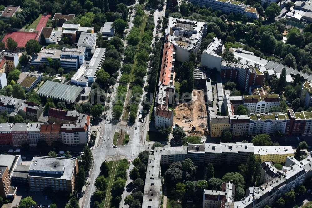 Berlin aus der Vogelperspektive: Baustelle mit Erschließungs - und Aufschüttungs- Arbeiten an der Koloniestraße 11 im Stadtteil Wedding in Berlin