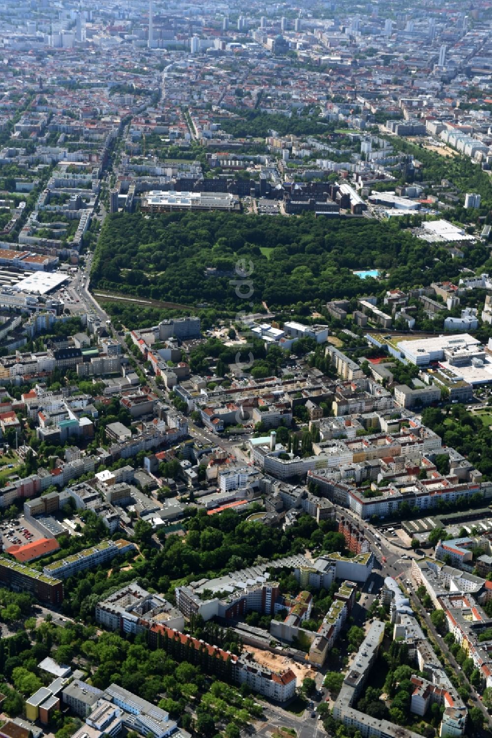 Berlin aus der Vogelperspektive: Baustelle mit Erschließungs - und Aufschüttungs- Arbeiten an der Koloniestraße 11 im Stadtteil Wedding in Berlin