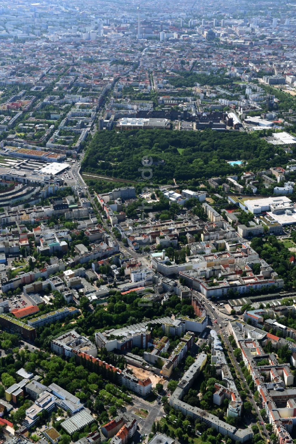 Luftaufnahme Berlin - Baustelle mit Erschließungs - und Aufschüttungs- Arbeiten an der Koloniestraße 11 im Stadtteil Wedding in Berlin