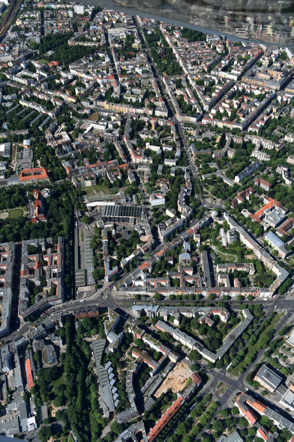 Luftaufnahme Berlin - Baustelle mit Erschließungs - und Aufschüttungs- Arbeiten an der Koloniestraße 11 im Stadtteil Wedding in Berlin