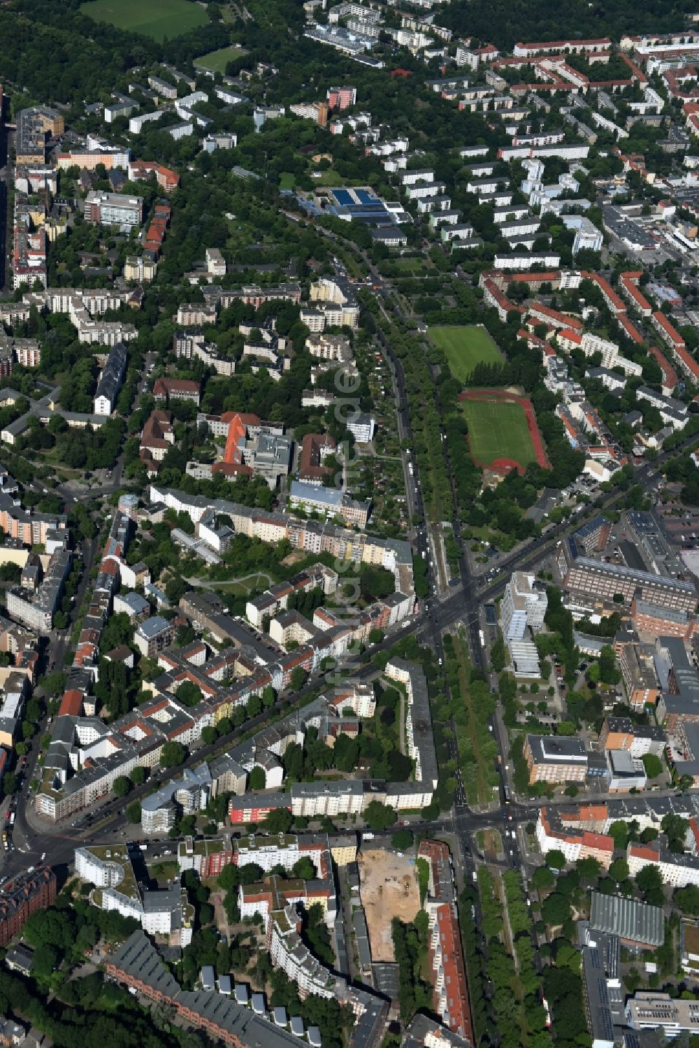 Luftbild Berlin - Baustelle mit Erschließungs - und Aufschüttungs- Arbeiten an der Koloniestraße 11 im Stadtteil Wedding in Berlin