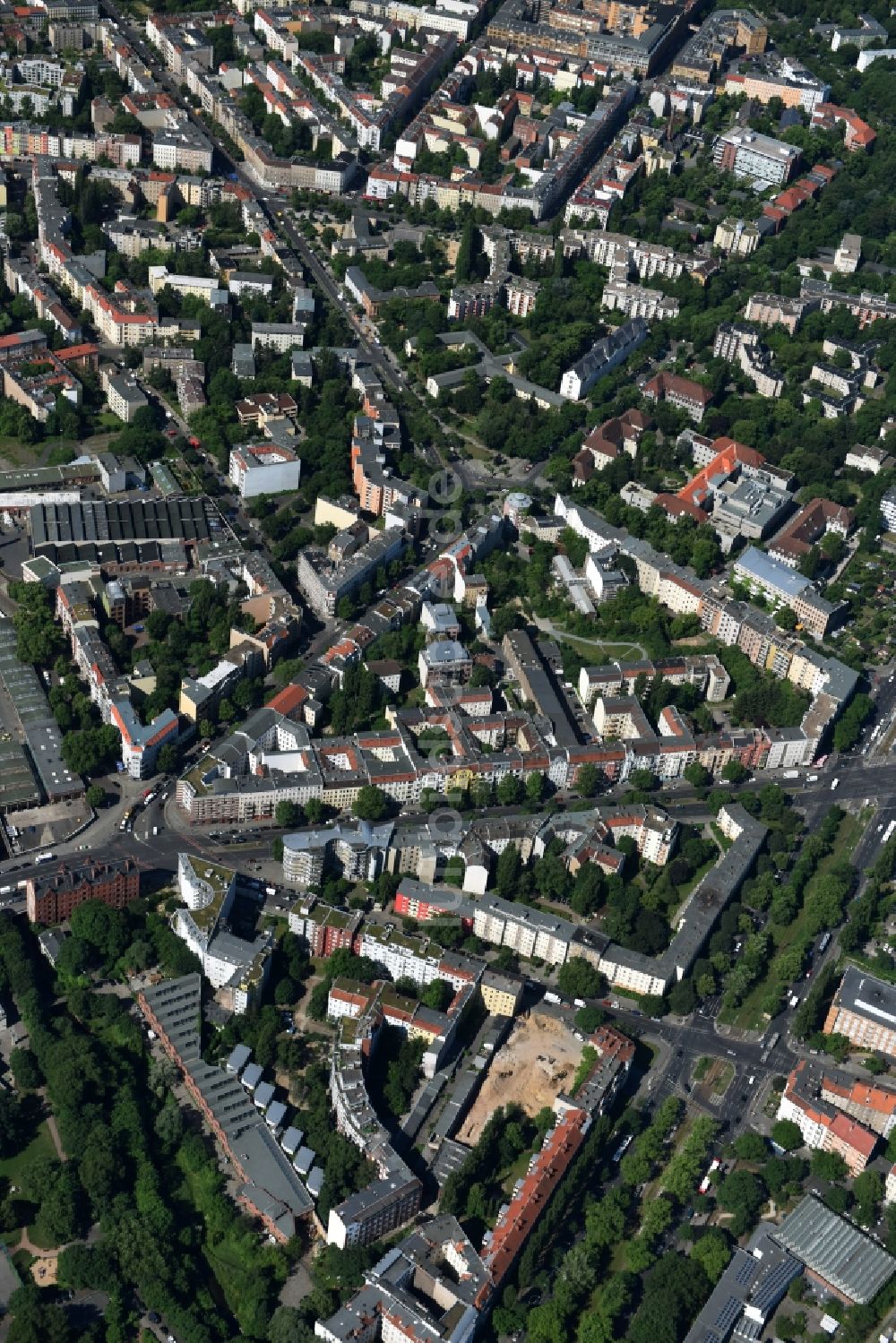 Luftaufnahme Berlin - Baustelle mit Erschließungs - und Aufschüttungs- Arbeiten an der Koloniestraße 11 im Stadtteil Wedding in Berlin