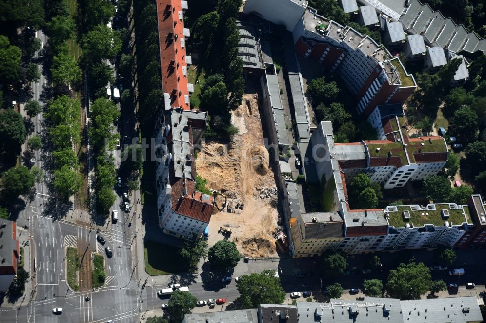 Luftaufnahme Berlin - Baustelle mit Erschließungs - und Aufschüttungs- Arbeiten an der Koloniestraße 11 im Stadtteil Wedding in Berlin