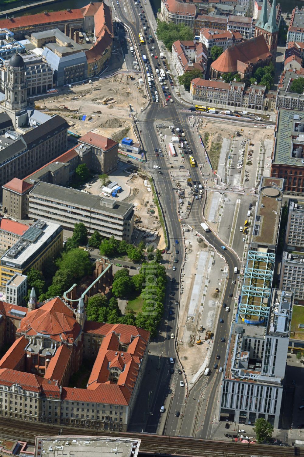 Luftbild Berlin - Baustelle mit Erschließungs - und Aufschüttungs- Arbeiten am Molkenmarkt entlang der Grunerstraße im Ortsteil Mitte in Berlin, Deutschland