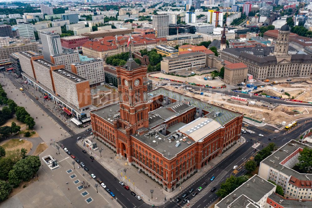 Luftbild Berlin - Baustelle mit Erschließungs - und Aufschüttungs- Arbeiten am Molkenmarkt entlang der Grunerstraße im Ortsteil Mitte in Berlin, Deutschland