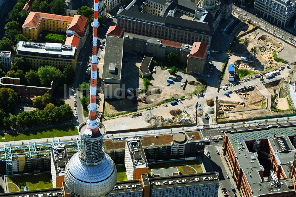 Luftaufnahme Berlin - Baustelle mit Erschließungs - und Aufschüttungs- Arbeiten am Molkenmarkt entlang der Grunerstraße im Ortsteil Mitte in Berlin, Deutschland