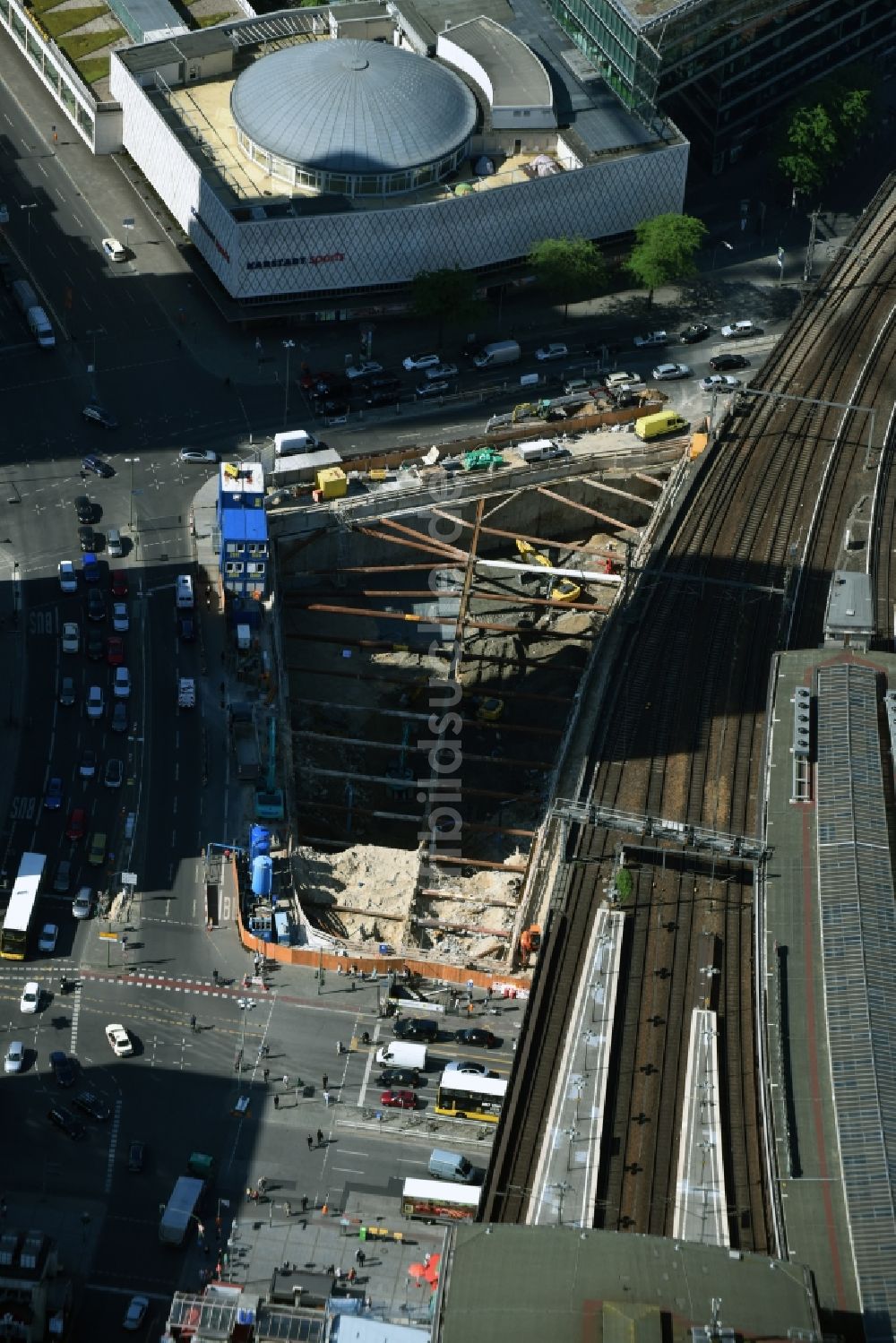 Luftaufnahme Berlin - Baustelle mit Erschließungs - und Aufschüttungs- Arbeiten der Porr Deutschland GmbH für ein Geschäftshaus an der Joachimstaler Straße Ecke Hardenbergstraße in Berlin