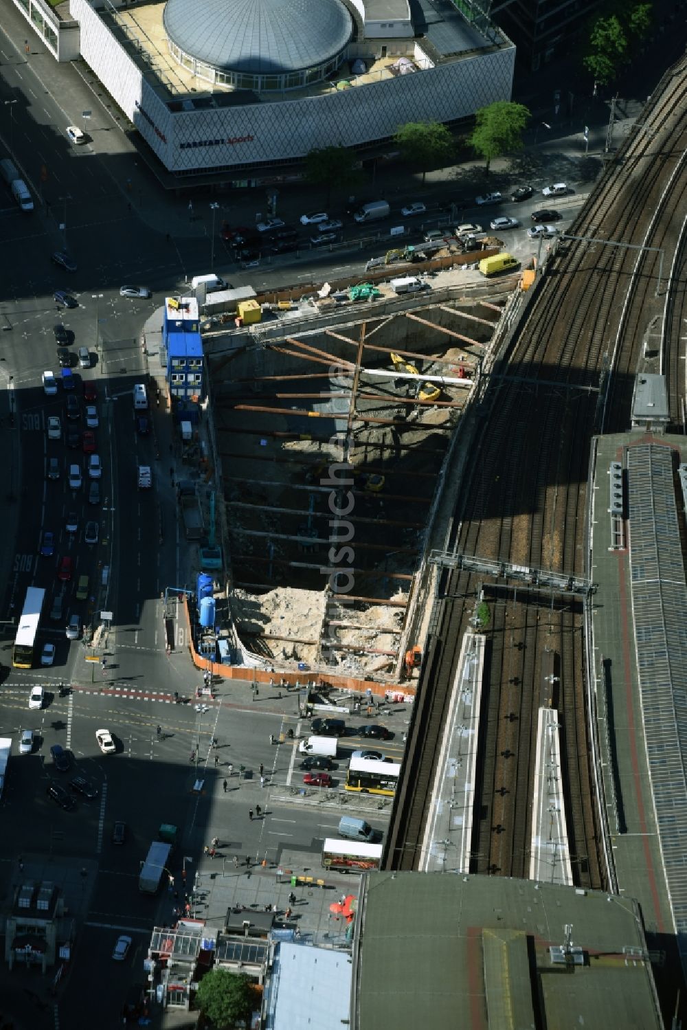 Berlin von oben - Baustelle mit Erschließungs - und Aufschüttungs- Arbeiten der Porr Deutschland GmbH für ein Geschäftshaus an der Joachimstaler Straße Ecke Hardenbergstraße in Berlin