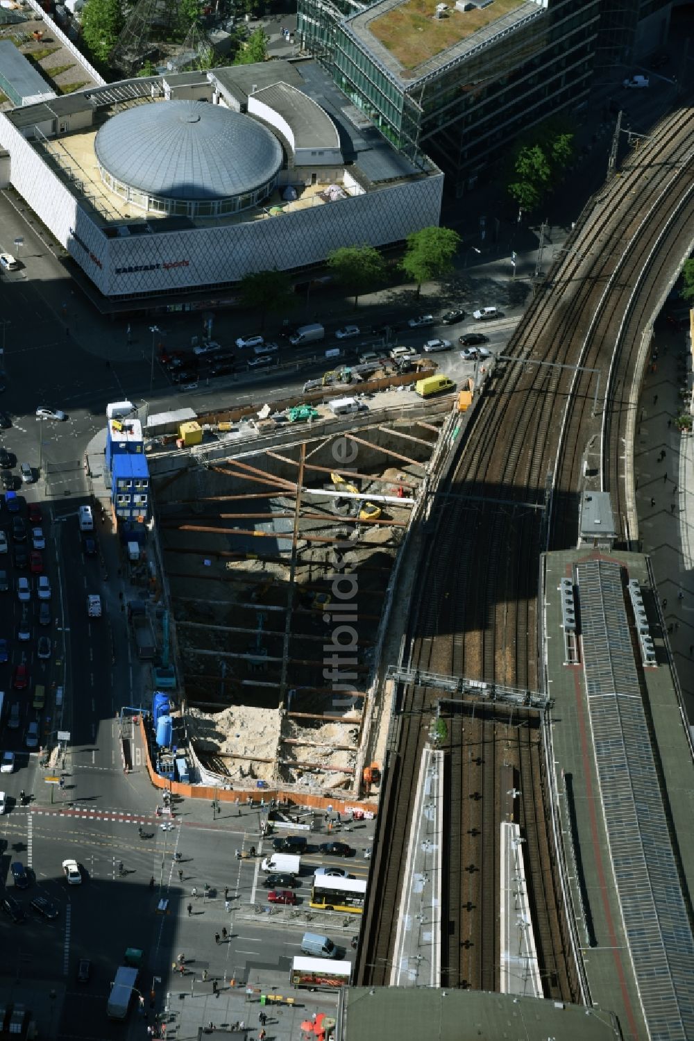 Berlin aus der Vogelperspektive: Baustelle mit Erschließungs - und Aufschüttungs- Arbeiten der Porr Deutschland GmbH für ein Geschäftshaus an der Joachimstaler Straße Ecke Hardenbergstraße in Berlin