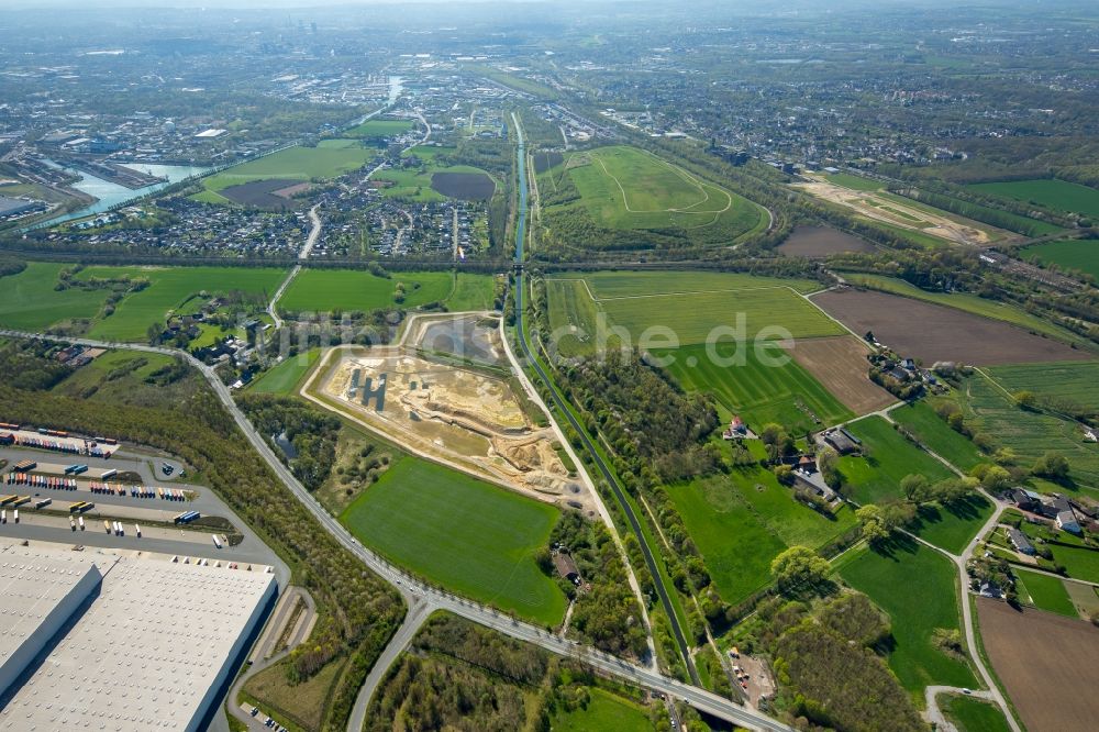 Dortmund von oben - Baustelle mit Erschließungs - und Aufschüttungs- Arbeiten für ein Regenrückhaltebecken in Dortmund im Bundesland Nordrhein-Westfalen