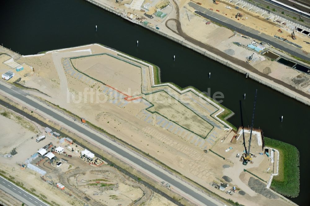 Luftaufnahme Hamburg - Baustelle mit Erschließungs - und Aufschüttungs- Arbeiten am Uferbereich des Baakenhafens in der Hafencity in Hamburg