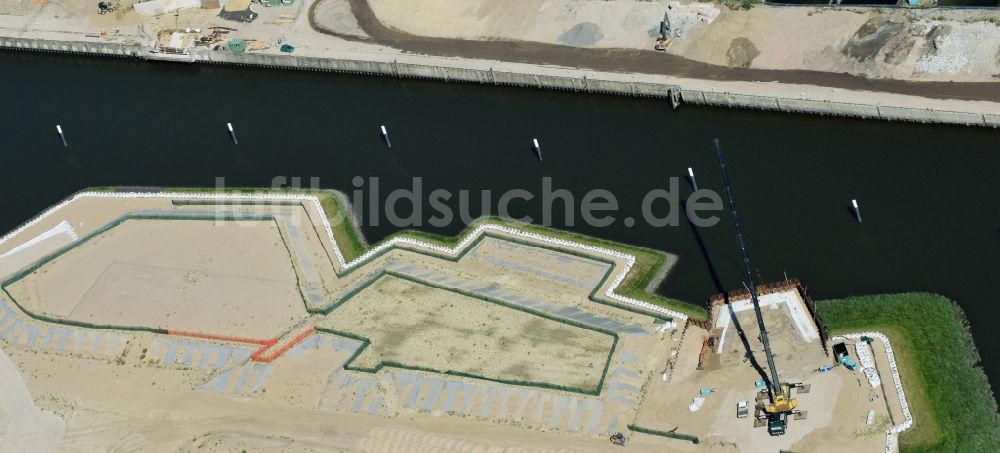 Hamburg aus der Vogelperspektive: Baustelle mit Erschließungs - und Aufschüttungs- Arbeiten am Uferbereich des Baakenhafens in der Hafencity in Hamburg