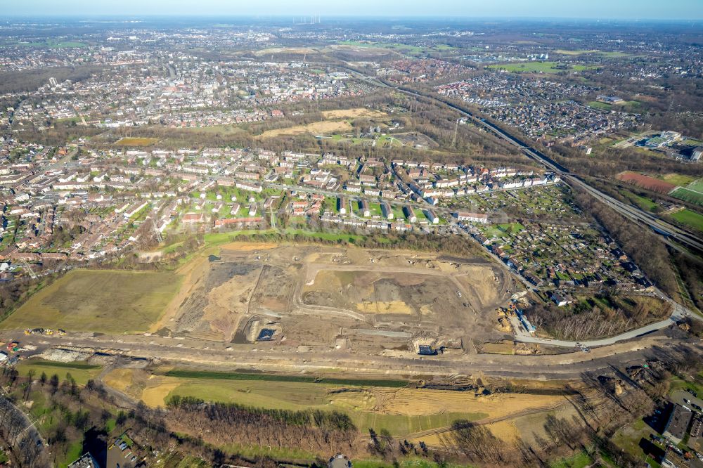 Duisburg von oben - Baustelle mit Erschließungs - und Aufschüttungs- Arbeiten des Wohn- Neubau- Projekts Friedrich-Park in Duisburg im Bundesland Nordrhein-Westfalen, Deutsc