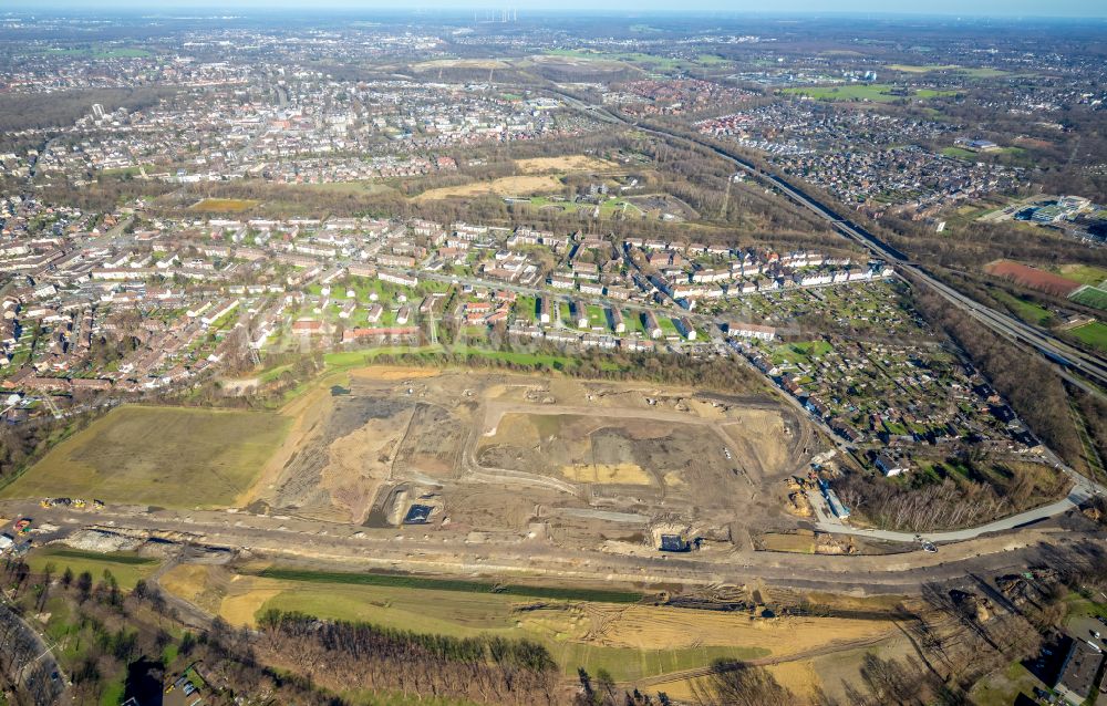 Duisburg aus der Vogelperspektive: Baustelle mit Erschließungs - und Aufschüttungs- Arbeiten des Wohn- Neubau- Projekts Friedrich-Park in Duisburg im Bundesland Nordrhein-Westfalen, Deutsc