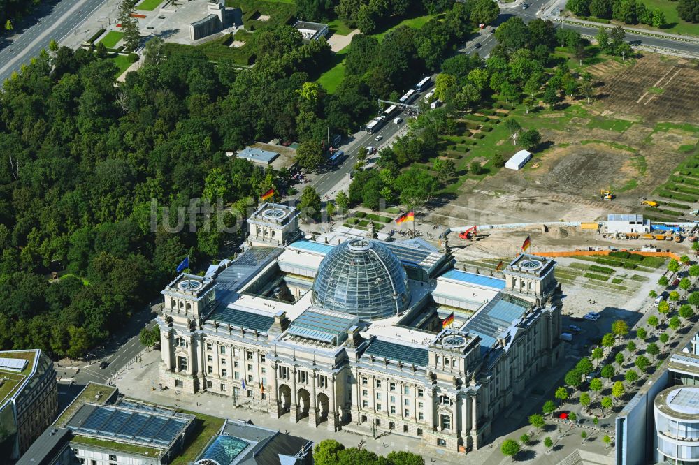 Berlin aus der Vogelperspektive: Baustelle mit Erschließungs - und Aufschüttungs- Arbeiten zum Neubau des Besucherzentrum mit Tunnel- Grabenim Sicherheitsbereich vor dem Parlamentsgebäude des Bundestag - Reichtagsgebäude in Berlin, Deutschland