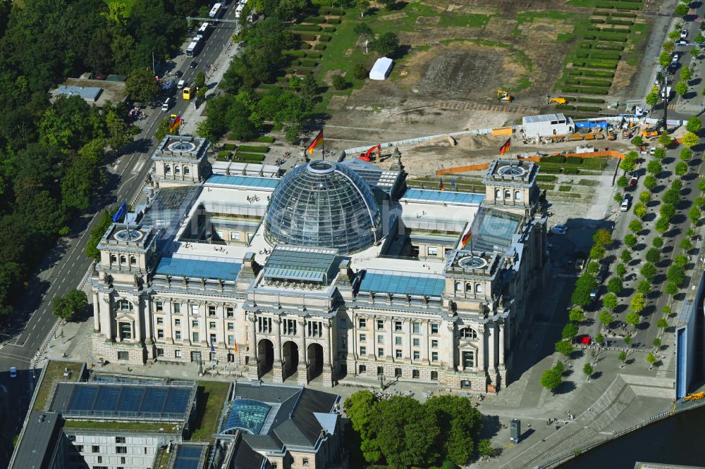 Luftbild Berlin - Baustelle mit Erschließungs - und Aufschüttungs- Arbeiten zum Neubau des Besucherzentrum mit Tunnel- Grabenim Sicherheitsbereich vor dem Parlamentsgebäude des Bundestag - Reichtagsgebäude in Berlin, Deutschland