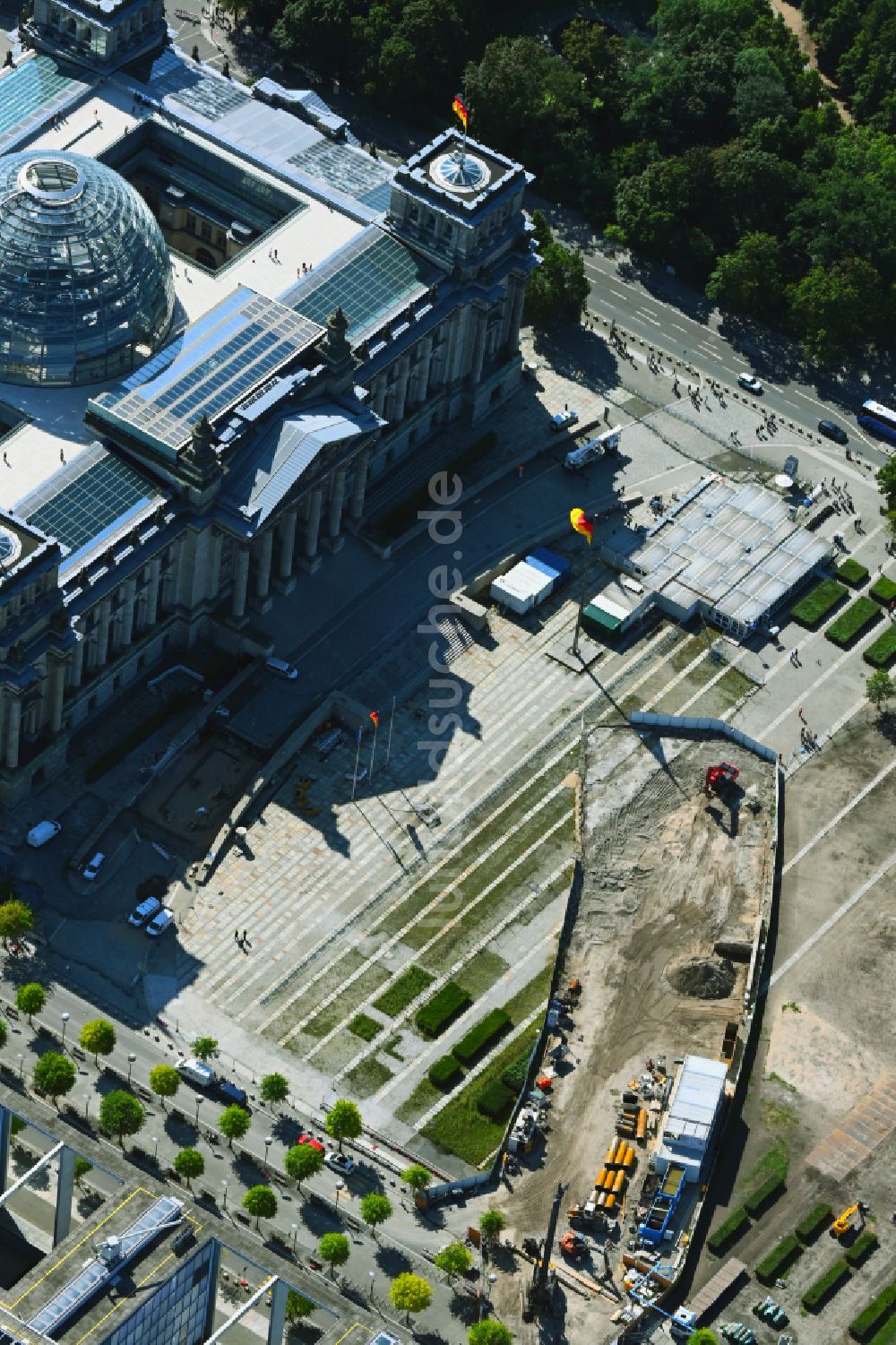 Berlin von oben - Baustelle mit Erschließungs - und Aufschüttungs- Arbeiten zum Neubau des Besucherzentrum mit Tunnel- Grabenim Sicherheitsbereich vor dem Parlamentsgebäude des Bundestag - Reichtagsgebäude in Berlin, Deutschland